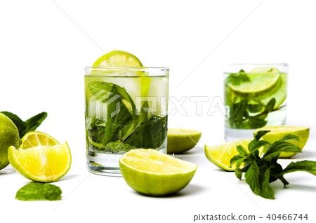 Green lime and mint juice with ice 40466744