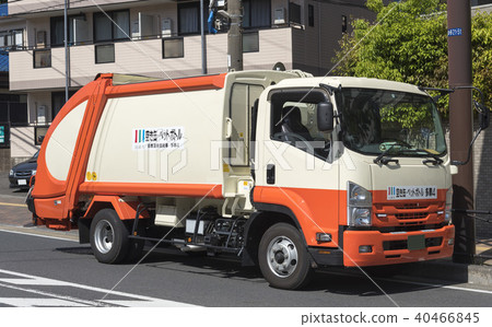 收集空罐和塑料瓶的垃圾車(神奈川縣川崎市) 收集空罐和塑料瓶的垃圾車(神奈川縣川崎市) 40466845