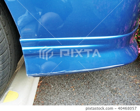 Scratches on car bumpers 40468057