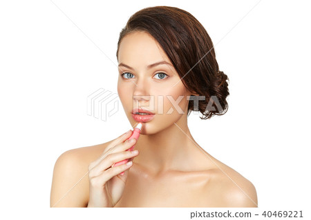 girl applying lipgloss 40469221