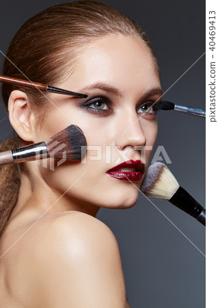 beautiful girl with dark makeup 40469413