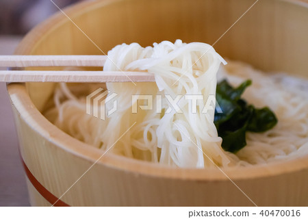 一道以小豆島手工拉製素麵和裙帶菜為特色的夏季料理。 一道以小豆島手工拉製素麵和裙帶菜為特色的夏季料理。 40470016