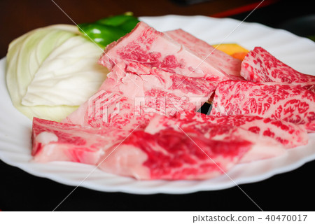 來自岡山新見的優質牛肉品牌 Chiyagyu 的大理石紋牛肉烤肉。 40470017