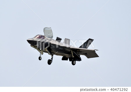 F35B hovering 40471292