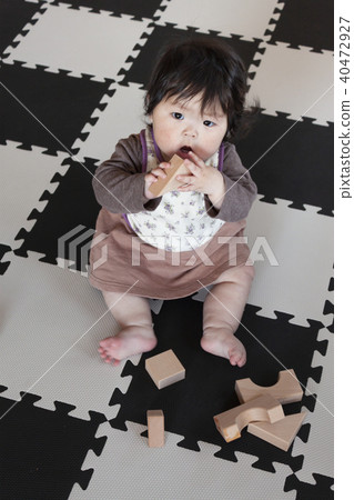 寶寶玩積木 40472927