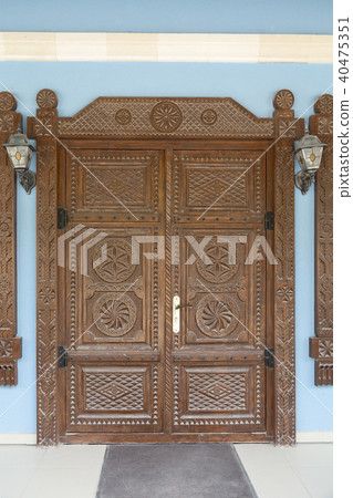 Wooden to the door with the carved pattern. 40475351