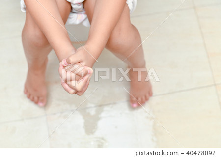 Child unhappy sitting in toilet, diarrhea 40478092