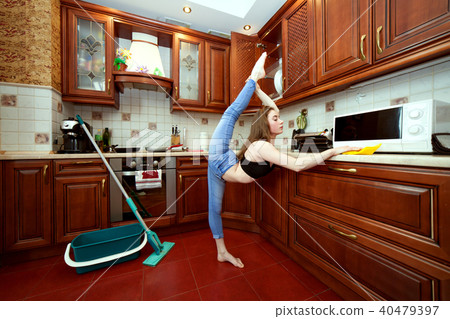 Sports housewives during cleaning. 40479397