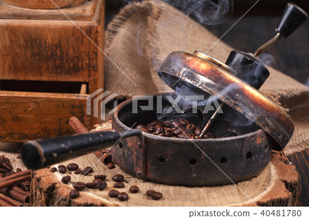 The device for roasting coffee beans, an old hand grinder. The device for roasting coffee beans, an old hand grinder. 40481780