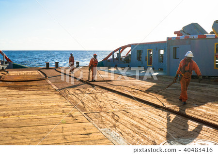 AHTS vessel doing static tow tanker lifting. Ocean tug job 40483416