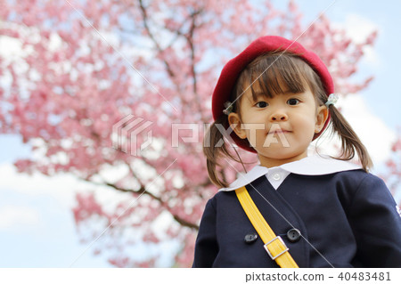 Infants and young children in kindergarten uniforms (3 years old) 40483481