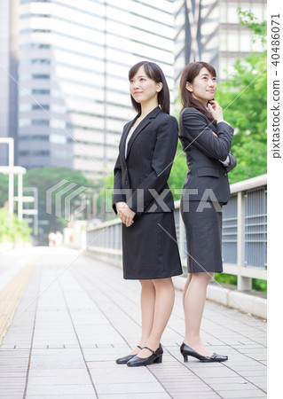 穿著西裝的兩個女人 40486071