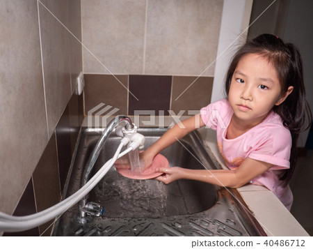 Adorable  kid girl washing dishes  40486712