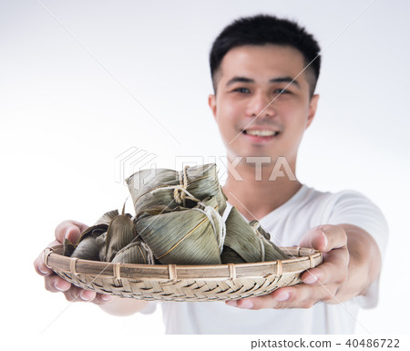 男子 送禮 送粽子 粽子 肉粽 端午節 包粽子 Man Giving Zongzi 粽をあげる 男子 送禮 送粽子 粽子 肉粽 端午節 包粽子 Man Giving Zongzi 粽をあげる 40486722
