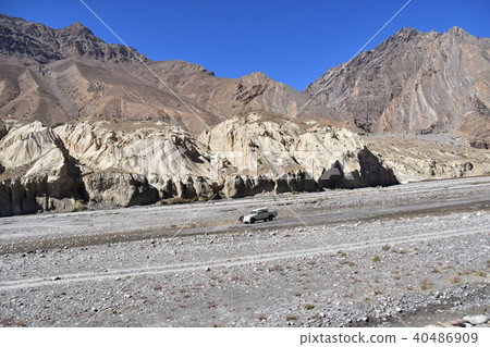 Mountainous area of India The superb view of Spiti valley The view from Tabo village to Kaza Beautiful mountain and river Car parked on riverbed Mountainous area of India The superb view of Spiti valley The view from Tabo village to Kaza Beautiful mountain and river Car parked on riverbed 40486909