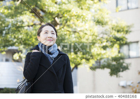 室外成熟的女人 室外成熟的女人 40488168