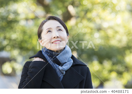 室外成熟的女人 室外成熟的女人 40488171
