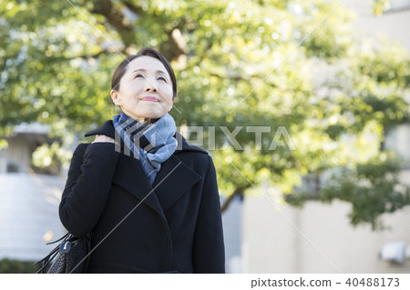 室外成熟的女人 室外成熟的女人 40488173