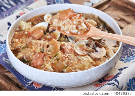 圖庫照片: braise rice with the mixed seafood