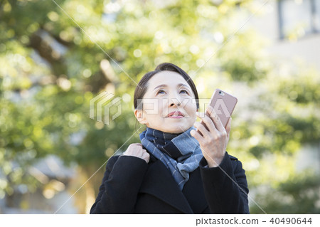室外成熟女人和智能手機 40490644