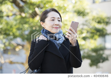 室外成熟女人和智能手機 40490646