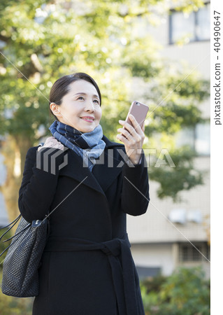 室外成熟女人和智能手機 室外成熟女人和智能手機 40490647