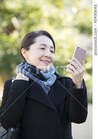室外成熟女人和智能手機 40490648