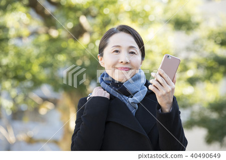 室外成熟女人和智能手機 室外成熟女人和智能手機 40490649