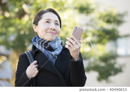 室外成熟女人和智能手機 室外成熟女人和智能手機 40490653