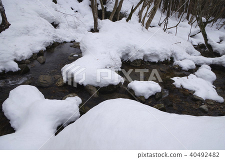 清澈的溪水邊雪 清澈的溪水邊雪 40492482
