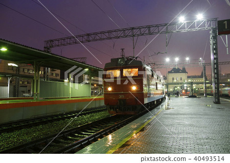在雨中停留在符拉迪沃斯托克站的臥舖列車 在雨中停留在符拉迪沃斯托克站的臥舖列車 40493514