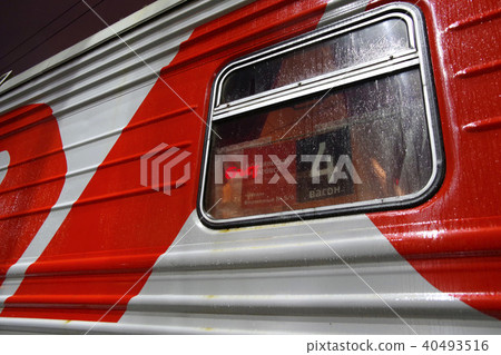 在雨中停留在符拉迪沃斯托克站的臥舖列車 40493516