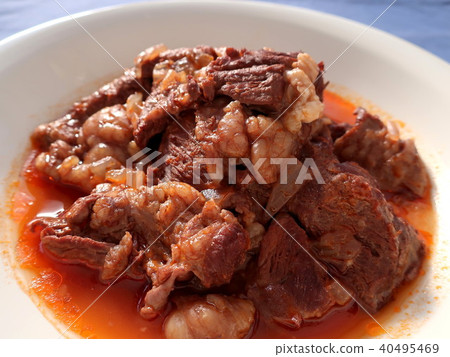 Red wine braised with delicious beef streaks 40495469