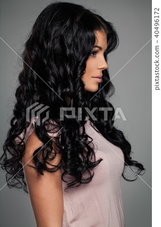 Cute Brunette Woman with Wavy Hair, Profile 40496172