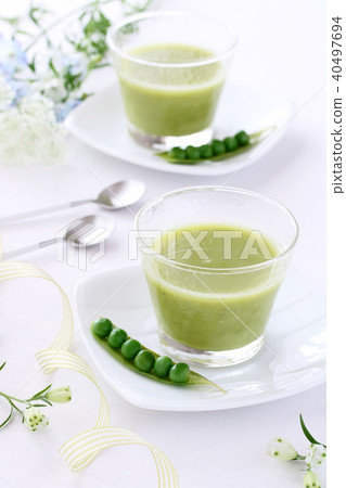 Green pea soup 40497694