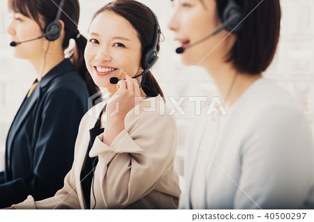 呼叫中心運營商的三名婦女 呼叫中心運營商的三名婦女 40500297