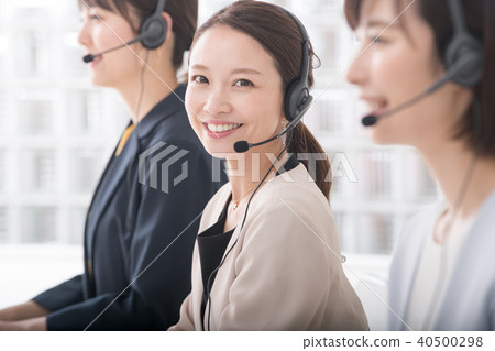 呼叫中心運營商的三名婦女 40500298