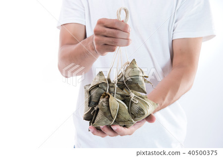 男子 送禮 送粽子 粽子 肉粽 端午節 包粽子 Man Giving Zongzi 粽をあげる 男子 送禮 送粽子 粽子 肉粽 端午節 包粽子 Man Giving Zongzi 粽をあげる 40500375