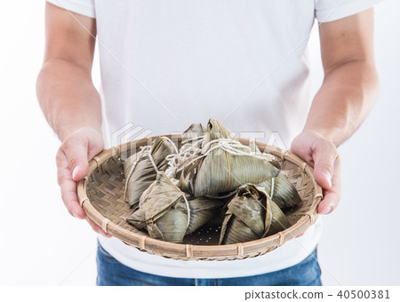 男子 送禮 送粽子 粽子 肉粽 端午節 包粽子 Man Giving Zongzi 粽をあげる 男子 送禮 送粽子 粽子 肉粽 端午節 包粽子 Man Giving Zongzi 粽をあげる 40500381
