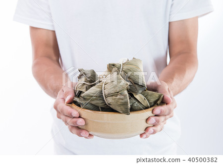 男子 送禮 送粽子 粽子 肉粽 端午節 包粽子 Man Giving Zongzi 粽をあげる 男子 送禮 送粽子 粽子 肉粽 端午節 包粽子 Man Giving Zongzi 粽をあげる 40500382