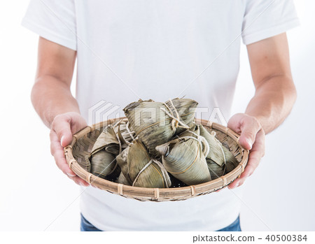 男子 送禮 送粽子 粽子 肉粽 端午節 包粽子 Man Giving Zongzi 粽をあげる 男子 送禮 送粽子 粽子 肉粽 端午節 包粽子 Man Giving Zongzi 粽をあげる 40500384