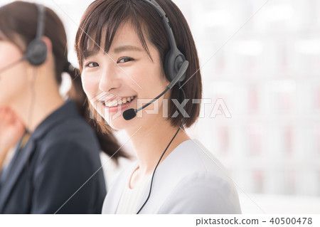 呼叫中心運營商的兩名婦女 呼叫中心運營商的兩名婦女 40500478