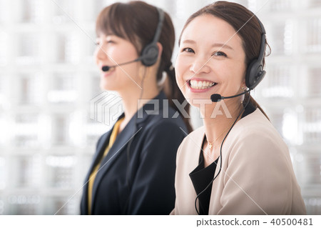 呼叫中心運營商的兩名婦女 呼叫中心運營商的兩名婦女 40500481
