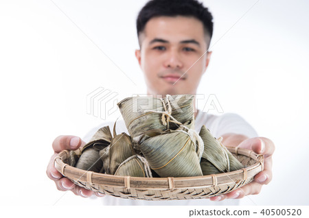 男子 送禮 送粽子 粽子 肉粽 端午節 包粽子 Man Giving Zongzi 粽をあげる 男子 送禮 送粽子 粽子 肉粽 端午節 包粽子 Man Giving Zongzi 粽をあげる 40500520