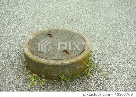 Manhole raised by ground subsidence Manhole raised by ground subsidence 40503769