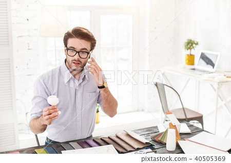 Concentrated employee talking on the phone 40505369