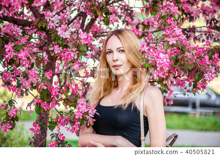 Young beautiful woman in Japan sakura garden Young beautiful woman in Japan sakura garden 40505821