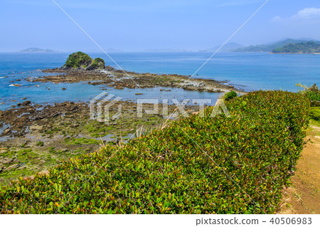 Road to Tanokojima at the time of the tide [Namozakicho, Nagasaki City, Nagasaki Prefecture] 40506983