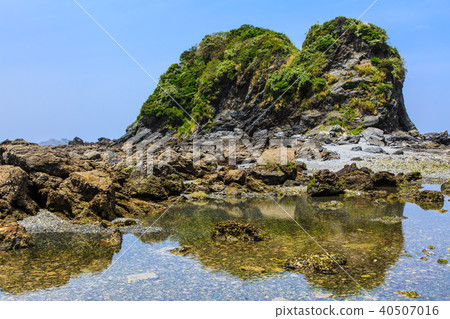 Road to Tanokojima at the time of the tide [Namozakicho, Nagasaki City, Nagasaki Prefecture] 40507016