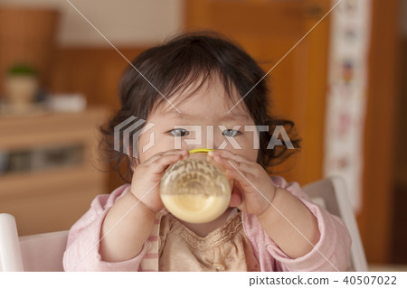 寶寶喝奶瓶裡的奶 40507022